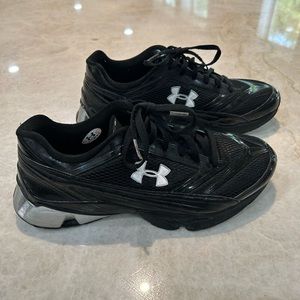 Under Armour Boys 6.5 Black Shoes Look Brand New!